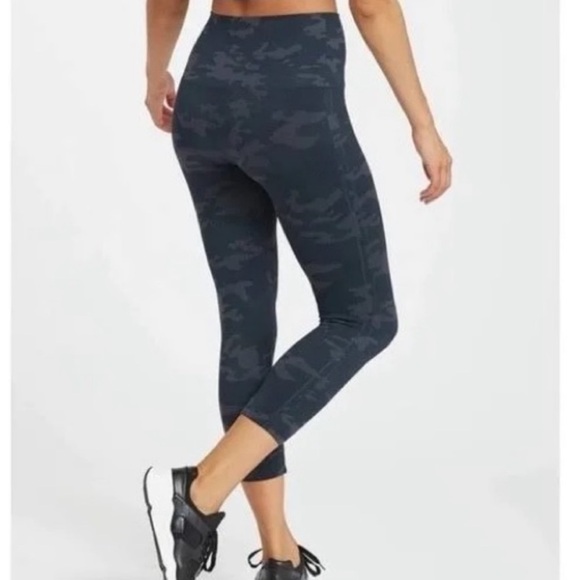 New SPANX Cropped Length Leggings - Picture 3 of 10